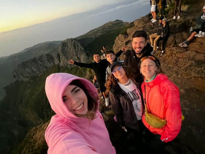 El grupo abrigado en la cumbre al amanecer