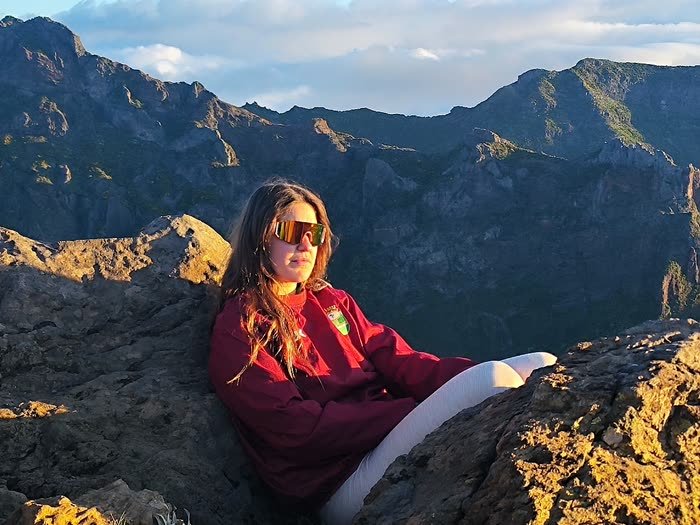 Sentada en la cima, por encima de las nubes
