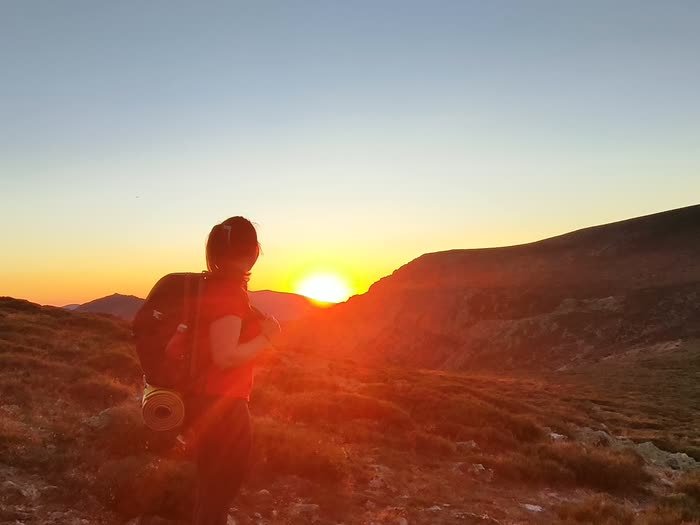 Una silueta con el sol poniéndose detrás