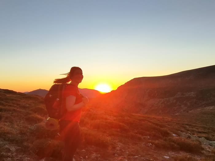 Caminando hacia el sol que se pone
