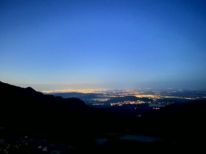 Las luces de la ciudad desde la sierra, al anochecer