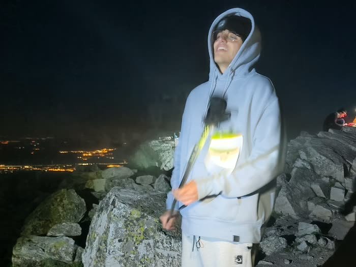 De noche en la cima, con las luces del valle