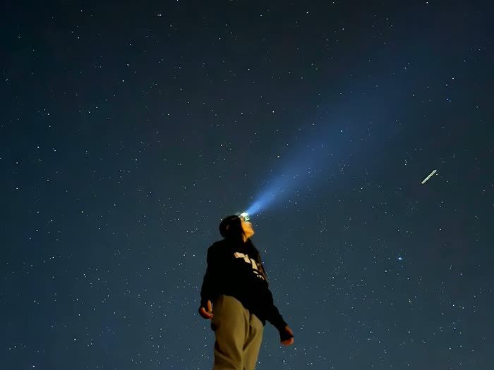 Con el frontal encendido bajo las estrellas