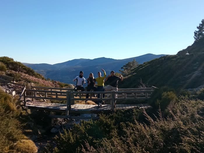 El grupo en el mirador, frente a las montañas