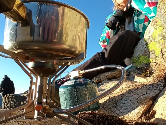 Un hornillo con la cazuela al fuego entre las rocas