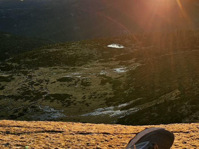 El sol saliendo sobre el valle desde lo alto