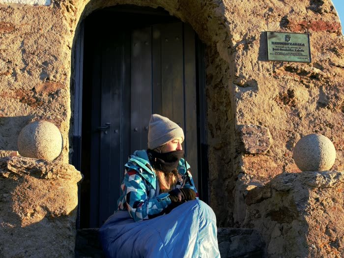 Metida en el saco a la puerta de un refugio de piedra