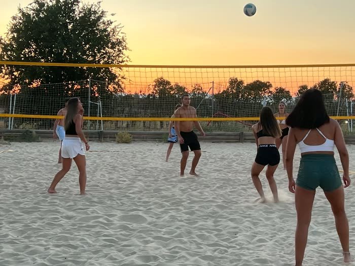 Un partido en la arena al atardecer