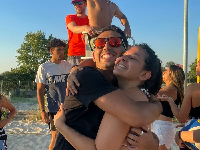 Un abrazo entre risas en la pista